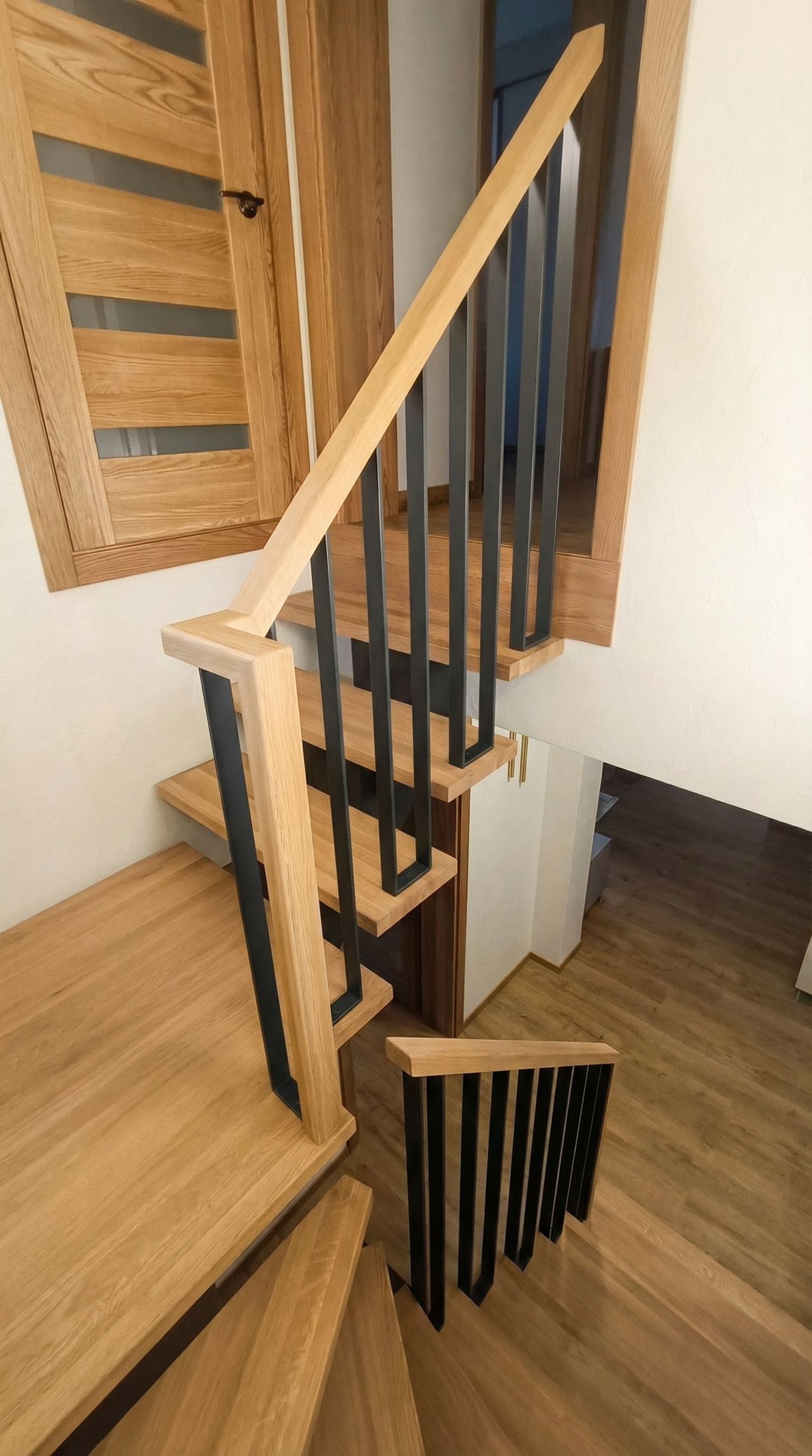 Balti modernūs laiptai