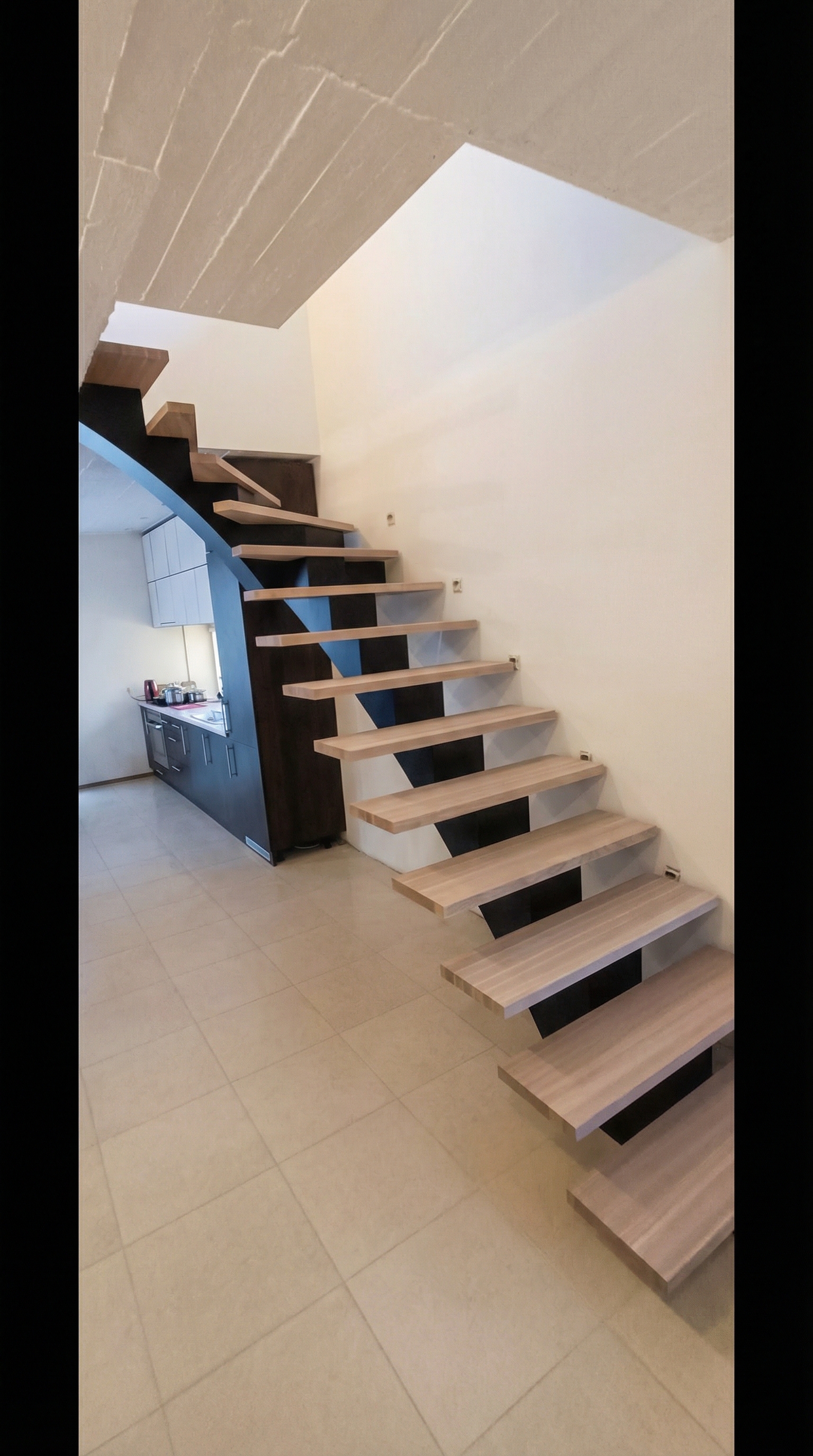 Balti modernūs laiptai